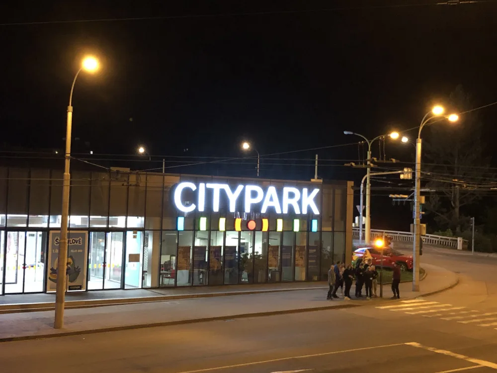 VIDEO: Noční střelba a dva útočníci v Cityparku. Událost v Jihlavě, která prověřila záchranné složky z Vysočiny