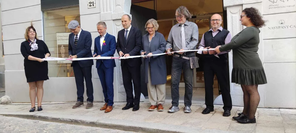 Slavnostní přestřižení pásky při oficiálním otevření Stříbrného domu.