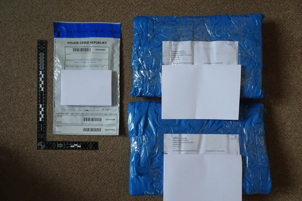 Zabalené stopy - mobilní telefon a notebooky. Foto: poskytla Policie ČR