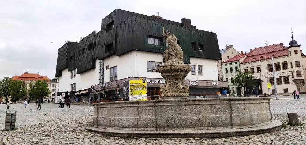 Obchodní dům prior na Masarykově náměstí byl otevřený 19. května 1983