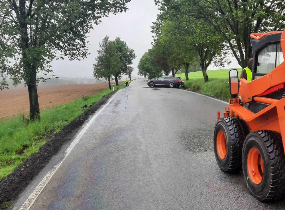 Nehody na Vysočině: U Cerekve se srazilo auto s pracovním strojem, pro motorkáře na Pelhřimovsku letěl vrtulník