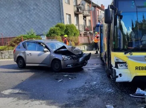 Řidička ve Žďáru odbočovala a narazila do autobusu, který jel po hlavní. Skončila v péči lékařů 