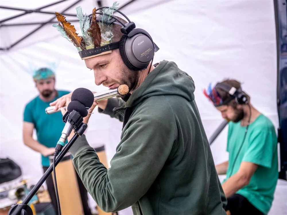 Banjo ze starého rendíku nebo píšťalka z mrkve. Hudební hřiště návštěvníky bavilo