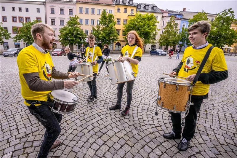 Banjo ze starého rendíku nebo píšťalka z mrkve. Hudební hřiště návštěvníky bavilo