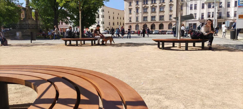 Peníze za lavičky kolem jerlínů nebyly z městské kasy, vysvětluje vedení Jihlavy