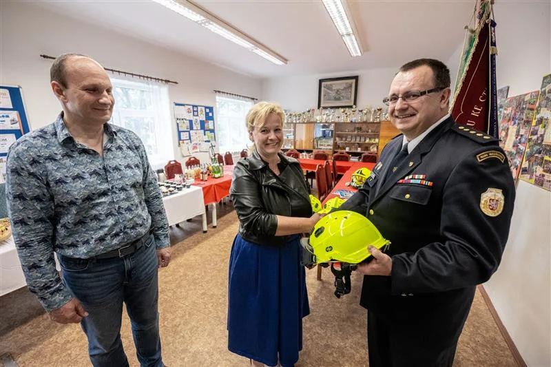 Jihlavští dobrovolní hasiči mají nové lehčí přilby. Jsou pro technické zásahy a venkovní požáry. Foto: poskytlo Město Jihlava