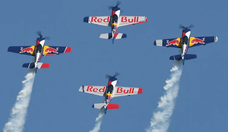 Aviatická pouť nabídne gripeny, akrobacii nebo vzácná historická letadla. Přiletí i skokan z vesmíru Felix Baumgartner