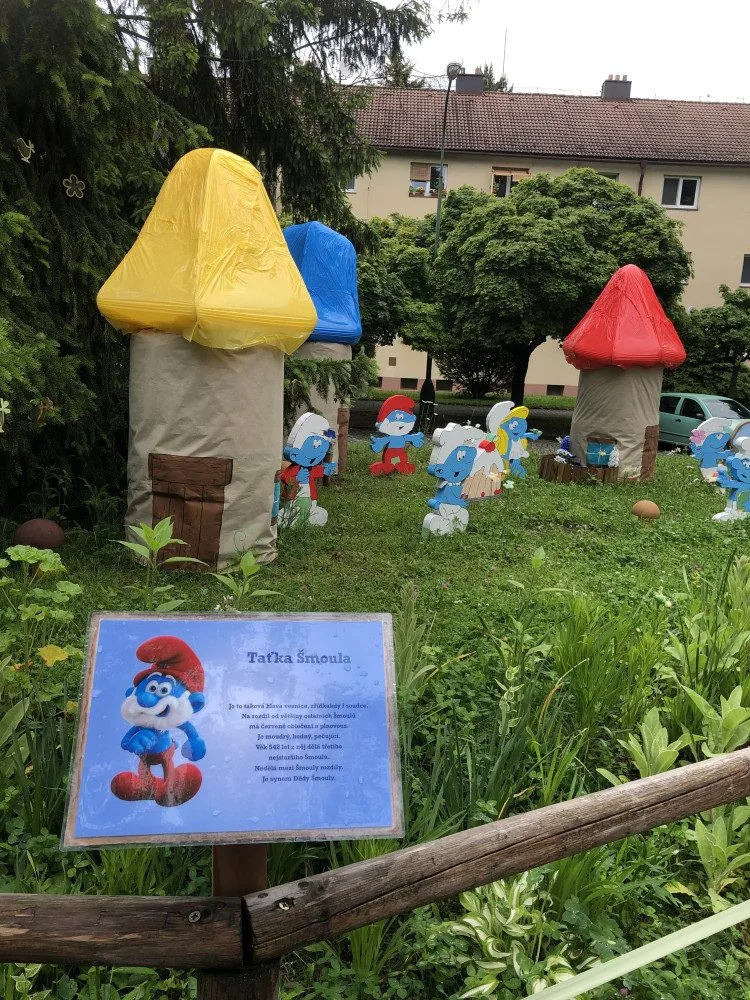 VIDEO: Jihlavský Palouček znovu baví děti i dospělé. Vyrostla tady šmoulí vesnice, zmizí až v září