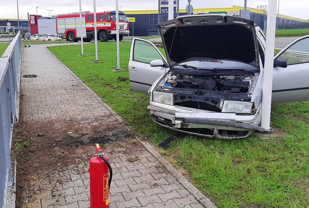 Třebíčí jel řidič s dvěma promile. Kruhový objezd projel rovně a následně havaroval. Foto: poskytla Policie ČR