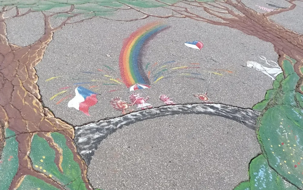 Od roztomilých ježků ke kritice EU a LGBT. Nestrpíme nenávistné, politické nebo urážlivé kresby, říká město a malby odstraňuje