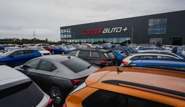 Louda Auto otevřel v Poděbradech největší autosalon předváděcích, zánovních a ojetých vozů v Evropě