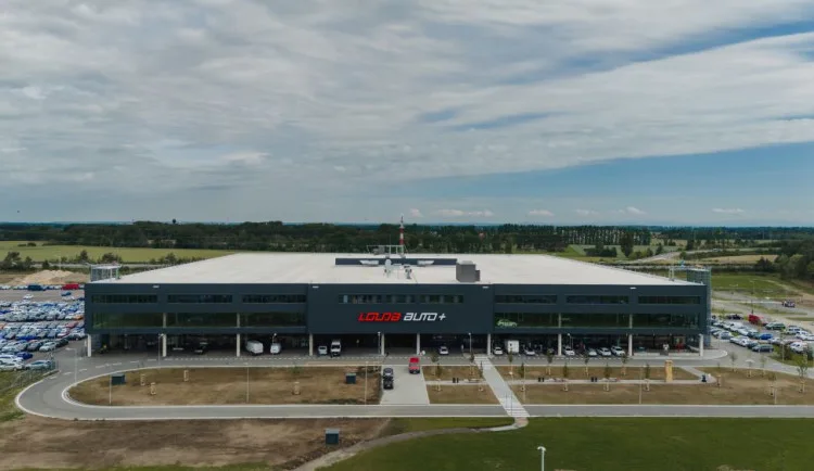 Louda Auto otevřel v Poděbradech největší autosalon předváděcích, zánovních a ojetých vozů v Evropě
