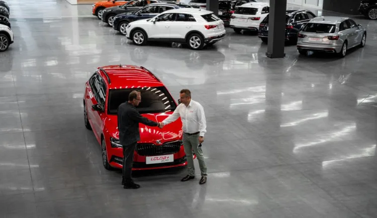 Louda Auto otevřel v Poděbradech největší autosalon předváděcích, zánovních a ojetých vozů v Evropě