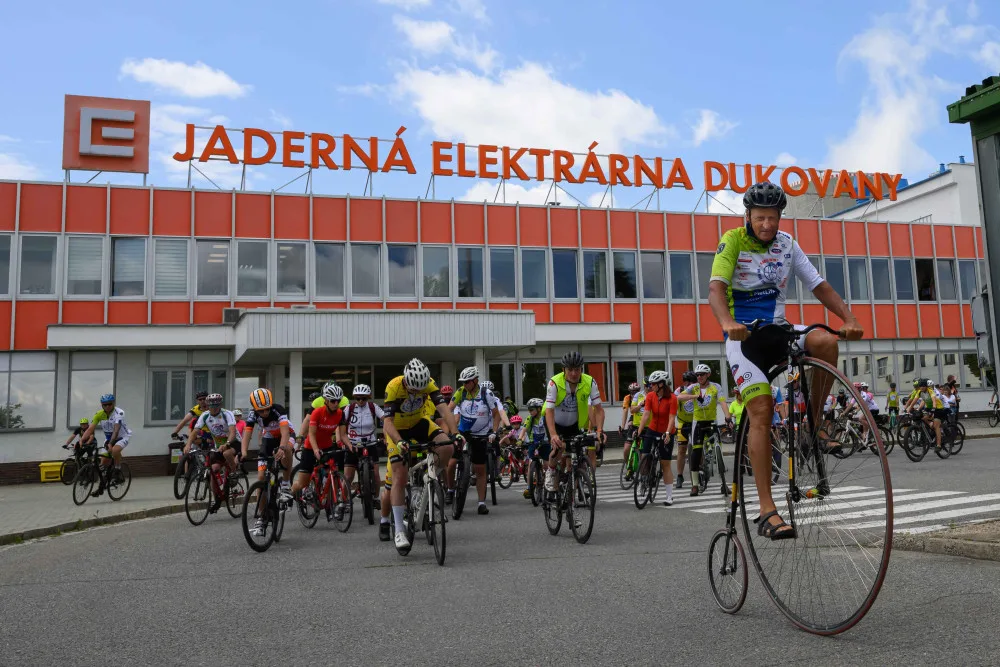 Josef Zimovčák v čele pelotonu opět projel Vysočinou. Stavil se třeba i v dukovanské elektrárně
