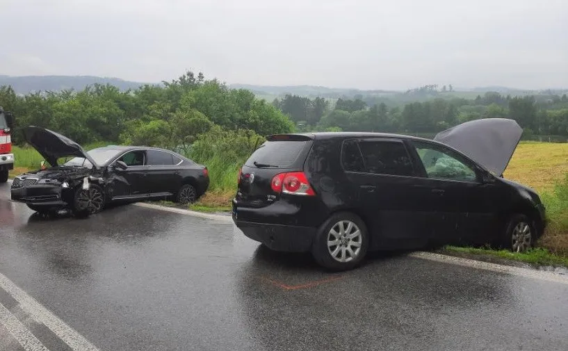 Dvě nehody u Kostelce. Bouralo zde pět aut, dva lidé se zranili, škoda je 300 tisíc korun