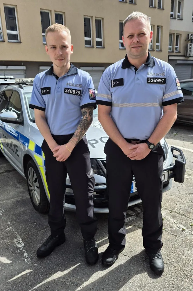 Odvážní policisté, vlevo Ondřej Svoboda, vpravo Martin Musil. Foto: poskytla Policie ČR