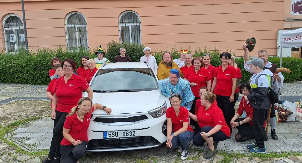 Radost v jihlavském hospicu. Díky dárcům a ochotníkům z Rantířova mají zaměstnanci nové auto