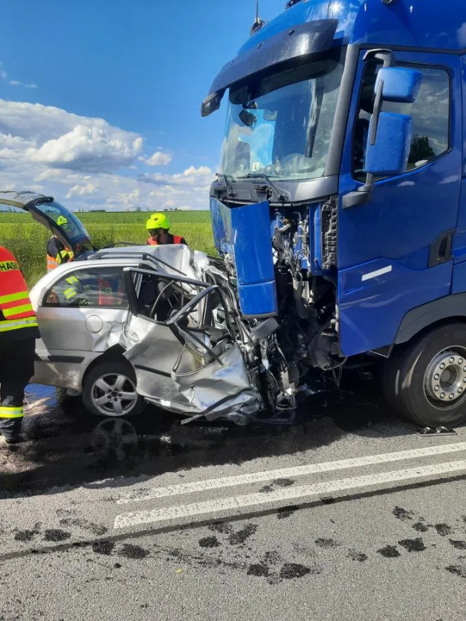 Tragédie na Pelhřimovsku. Řidič v osobním autě nepřežil střet s náklaďákem, místo je neprůjezdné