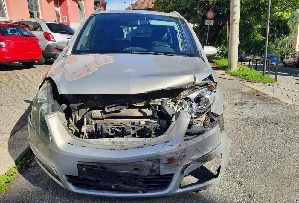 Řidič v Třebíči nedal přednost autu na hlavní silnici, škoda po nehodě je sedmdesát tisíc. Foto: Policie ČR