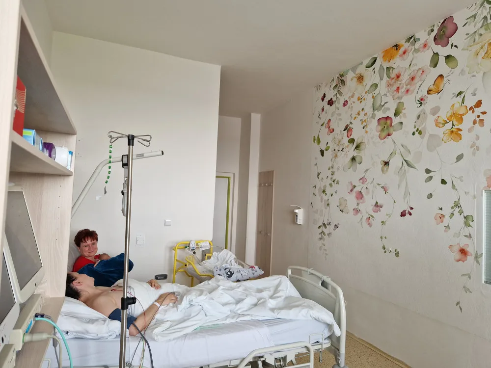 Hned po porodu mohou být všichni spolu. V jihlavské porodnici otevřeli rodinný pooperační pokoj. Foto: poskytla Nemocnice Jihlava