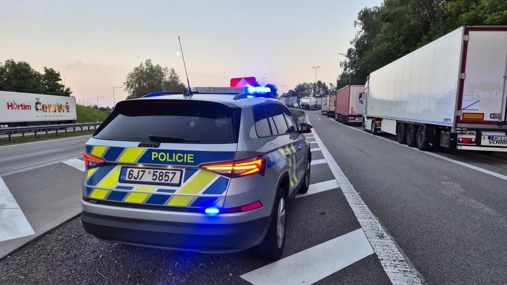 Hlídky na dálnici D1. Policie kontrolovala, jak parkují řidiči kamionů, padaly pokuty