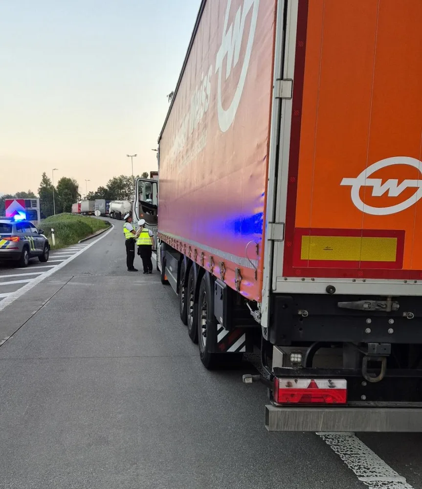 Hlídky na dálnici D1. Policie kontrolovala, jak parkují řidiči kamionů, padaly pokuty