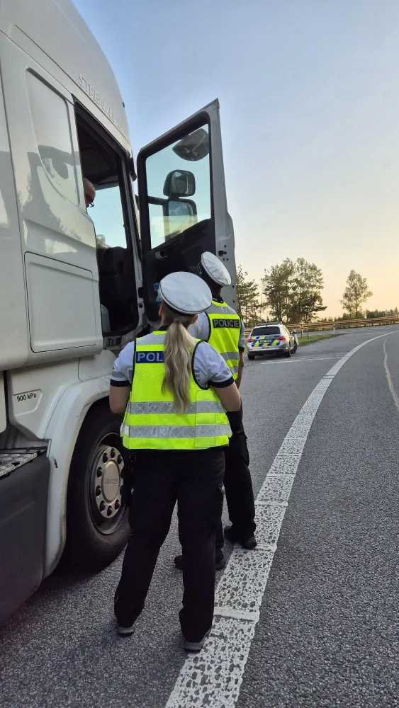 Hlídky na dálnici D1. Policie kontrolovala, jak parkují řidiči kamionů, padaly pokuty
