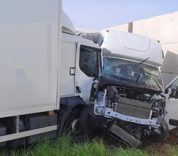 Ranní havárie zaměstnávala i hasiče. Jednu osobu museli vyprostit hydraulickým nářadím. Foto: poskytla Policie ČR
