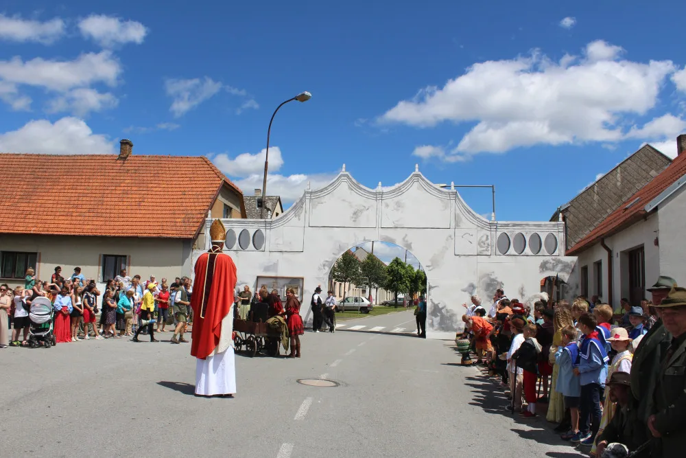 VIDEO: Dolní Cerekev oslavila 800 let. Stovky lidí šly historickým průvodem, na den se tam znovu objevila brána, kterou zbořil tank