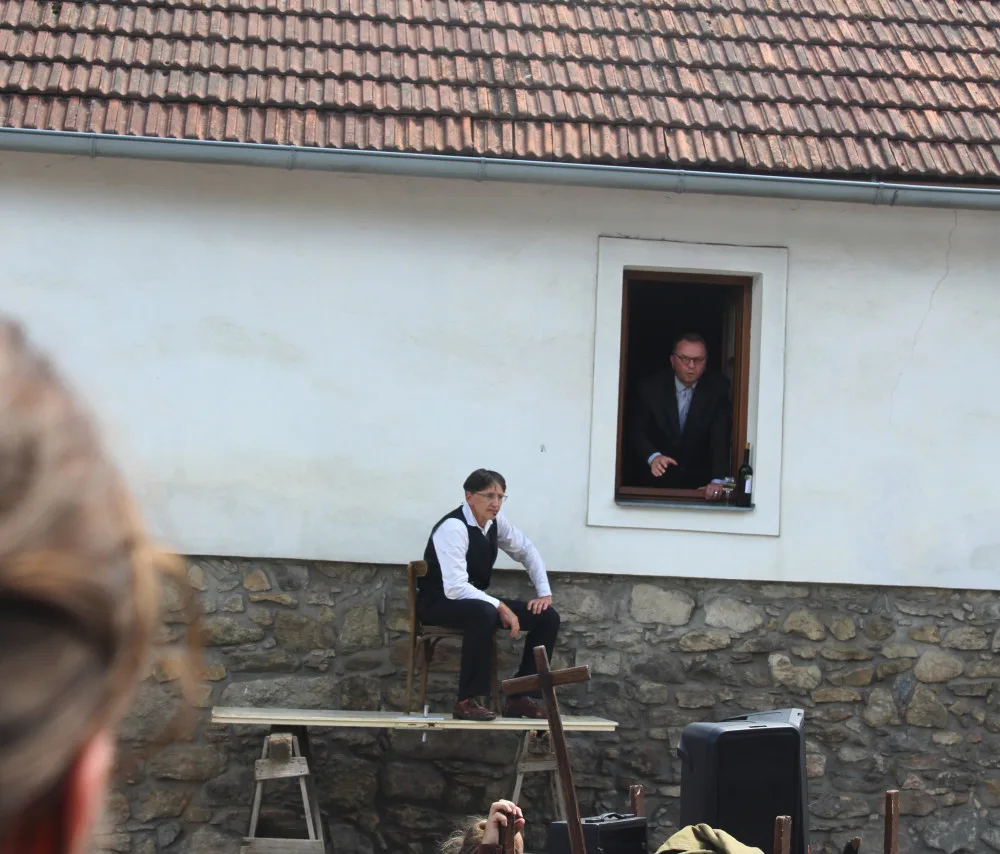 VIDEO: Dolní Cerekev oslavila 800 let. Stovky lidí šly historickým průvodem, na den se tam znovu objevila brána, kterou zbořil tank
