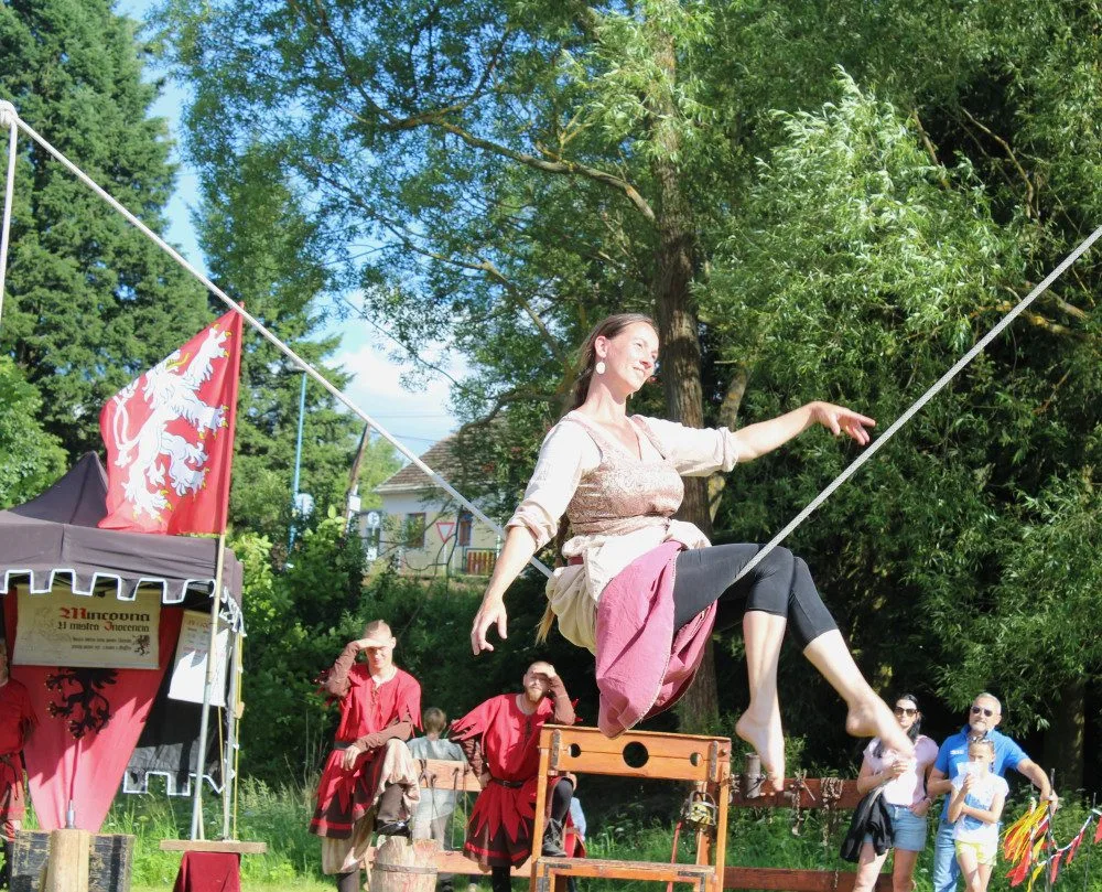 VIDEO: Dolní Cerekev oslavila 800 let. Stovky lidí šly historickým průvodem, na den se tam znovu objevila brána, kterou zbořil tank