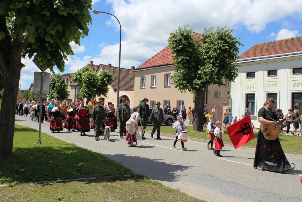 VIDEO: Dolní Cerekev oslavila 800 let. Stovky lidí šly historickým průvodem, na den se tam znovu objevila brána, kterou zbořil tank