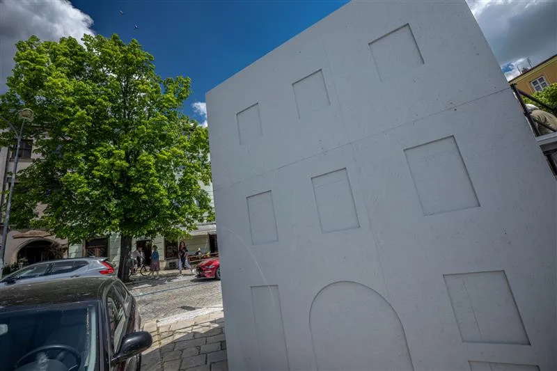 Jihlava se dnes rozloučí s kontroverzní tribunou na náměstí, o víkendu se rozmontuje a odveze. Foto: poskytlo Město Jihlava