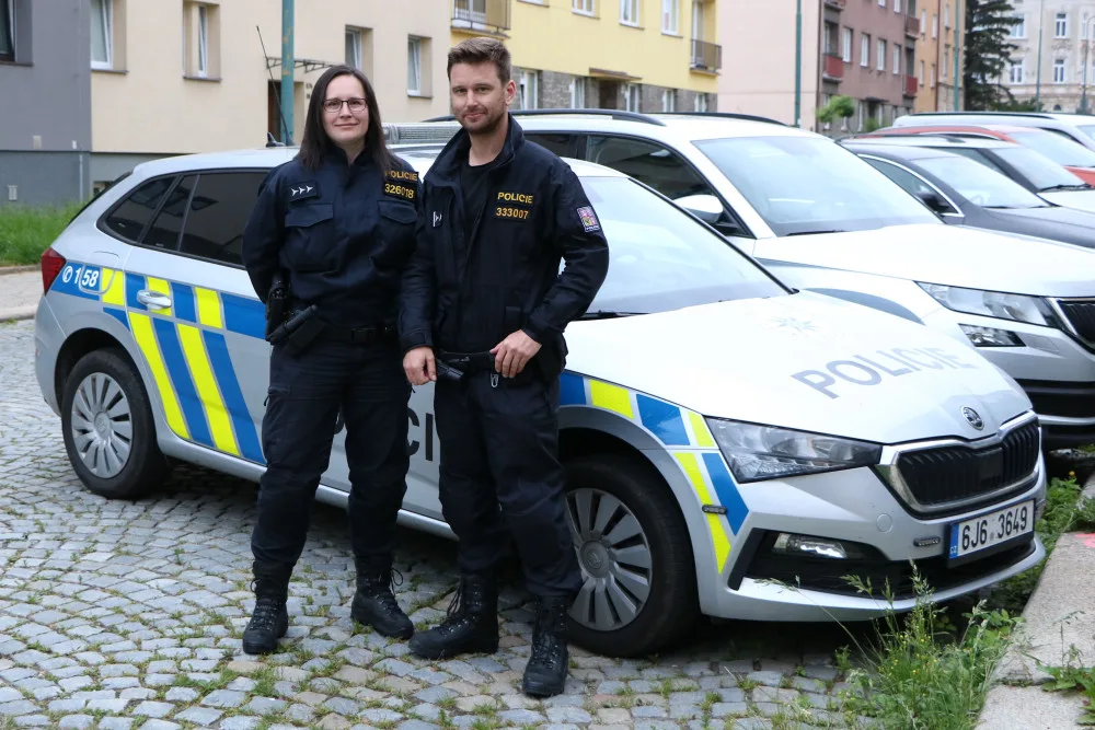 V Jihlavě ležel na zemi muž v křečích. Policisté neváhali a poskytli mu pomoc. Foto: poskytla Policie ČR