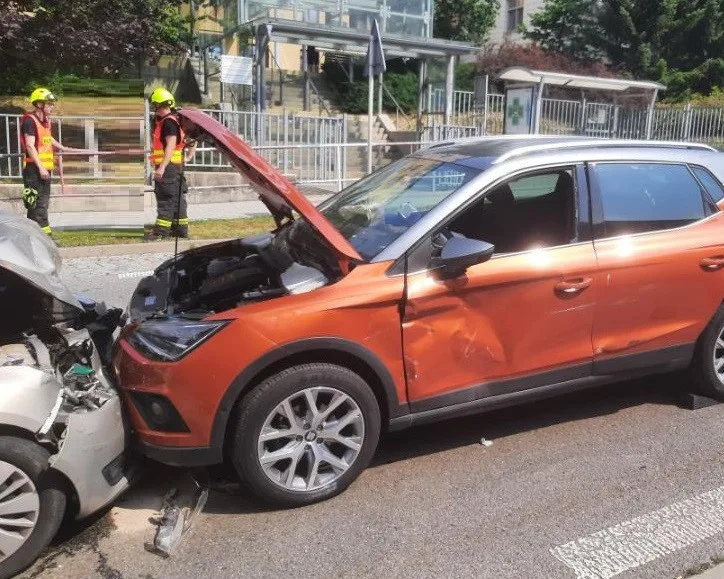 V Pelhřimově se dopoledne srazila čtyři auta, jeden z řidičů utrpěl zranění. Foto: poskytla Policie ČR