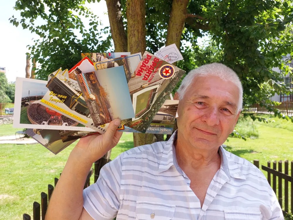 Rudolf Káva se svými pohlednicemi. Foto: poskytla Agentura Dobrý den
