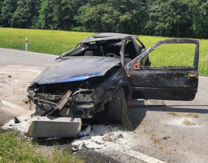 Na Třebíčsku při předjíždění došlo k nehodě. Řidič v autě šel přes střechu a skončil v nemocnici 