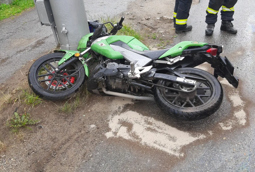 Nehoda na Romana Havelky. Motorkáře, který se srazil s autem, transportovali do jihlavské nemocnice