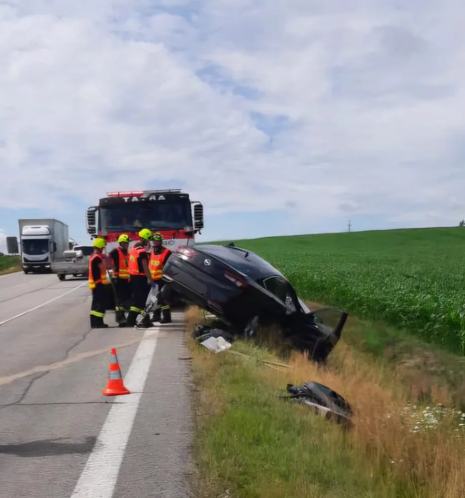 U Mělkovic se stala vážná nehoda, dvě ženy se zranily. Jednu z nich do nemocnice transportoval vrtulník