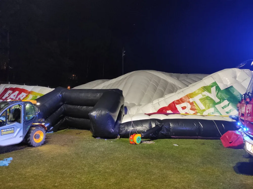 Policie hledá další lidi, kteří byli uvnitř stanu na Vysočina festu. Shání také natočená videa