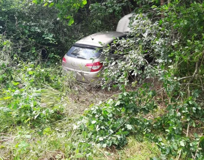 Muž popil alkohol a sedl za volant. Na Třebíčsku boural, spolujezdkyně skončila v nemocnici