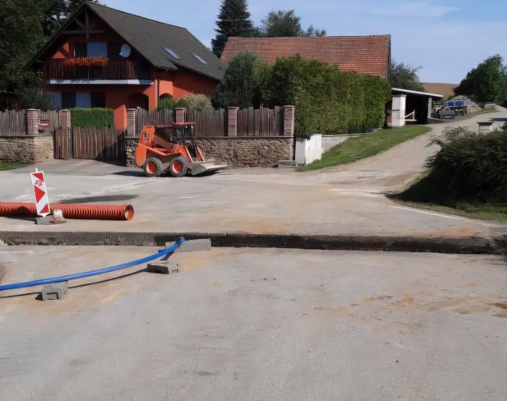 Senior na elektrokoloběžce vjel do příkopu. Letěl pro něj vrtulník