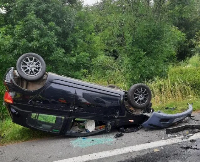 Mladý řidič za volantem náklaďáku nedal přednost osobnímu autu, to skončilo na střeše. Foto: poskytla Policie ČR