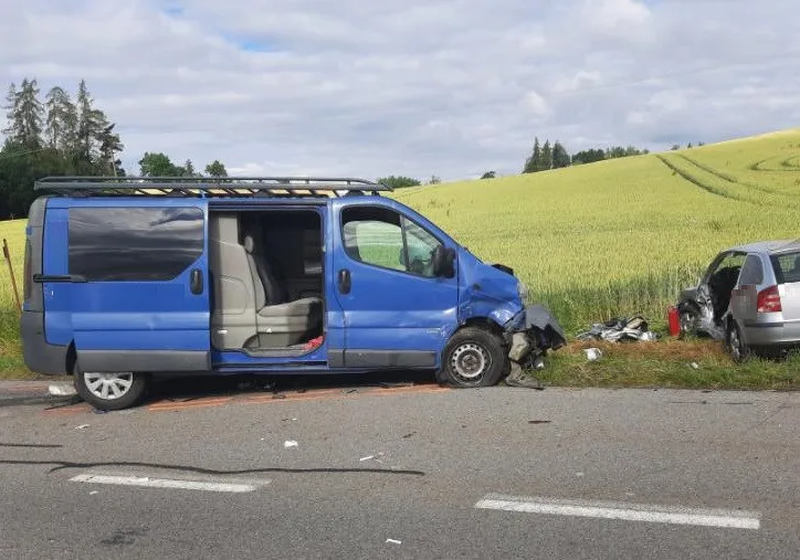 U Třeštice se bouralo, zraněnému řidiči pomohla žena. Hledá ji teď policie, hlásit se mohou i další svědci 