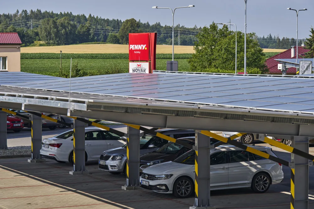PENNY zprovoznilo v Počátkách největší veřejnosti přístupné solární parkoviště v Česku