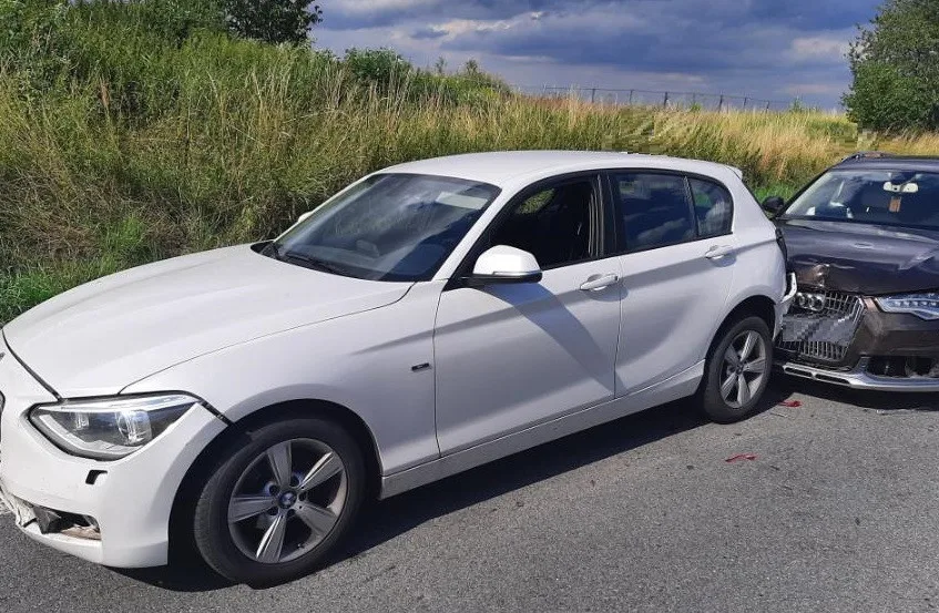 Mladý řidič způsobil nehodu na výpadovce na Pelhřimov. Škoda na třech autech je 300 tisíc korun