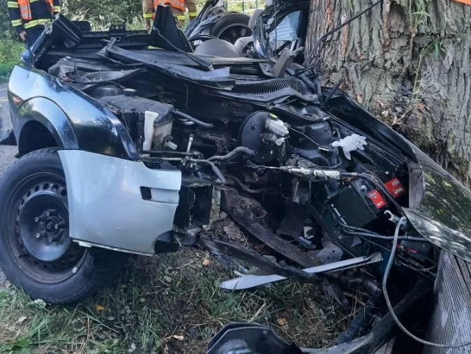 Řidič ve Fordu nevybral zatáčku, dostal smyk a narazil do stromu. Kvůli vážnému zranění pro něj letěl vrtulník 