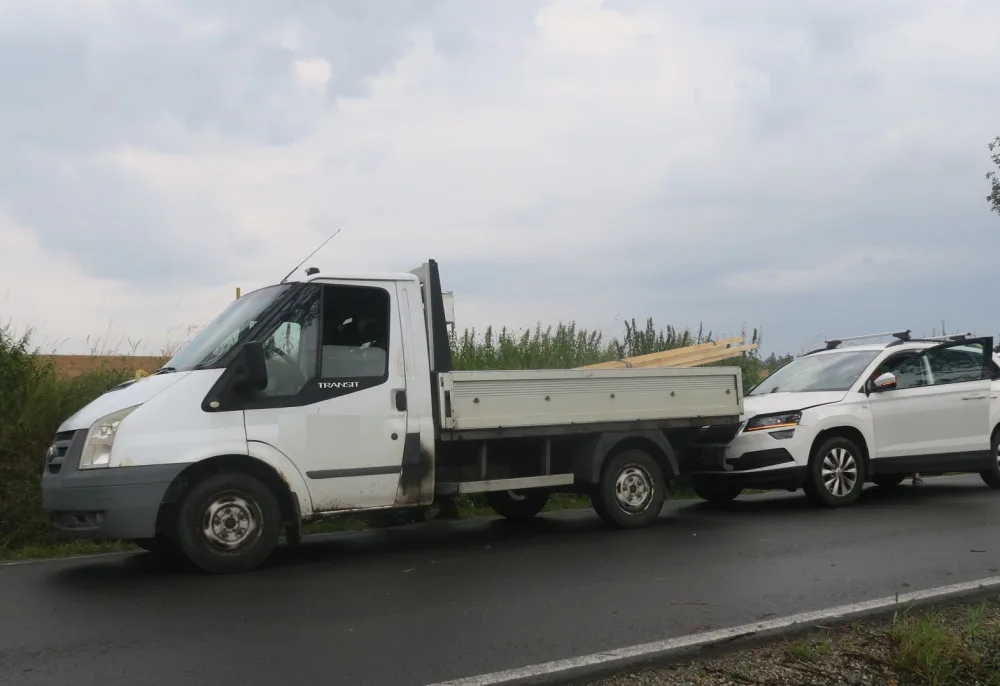 Řidič dodávky zastavil v Rantířově na krajnici a narazil do něj osobák. Policie teď hledá svědky nehody 