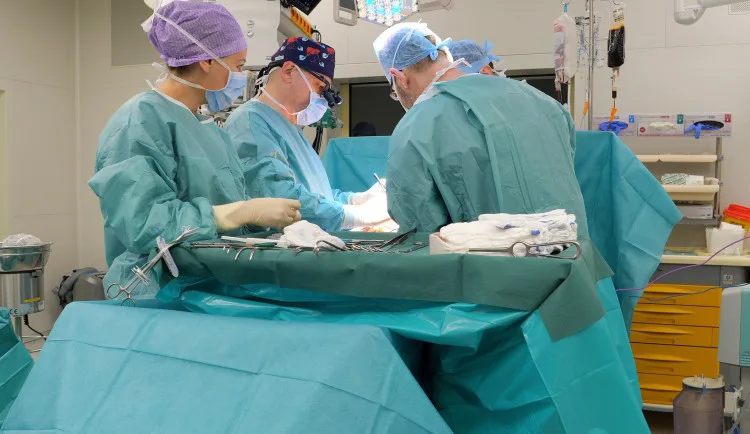 Lékaři v IKEM jako první na světě transplantovali pacientovi všechny břišní orgány a stěnu od různých dárců