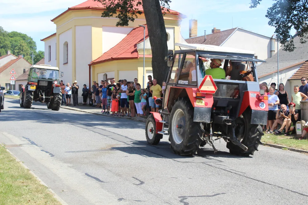 Tradice pokračuje. Pouťová sobota patřila i letos v Kamenici traktorům ve všech podobách